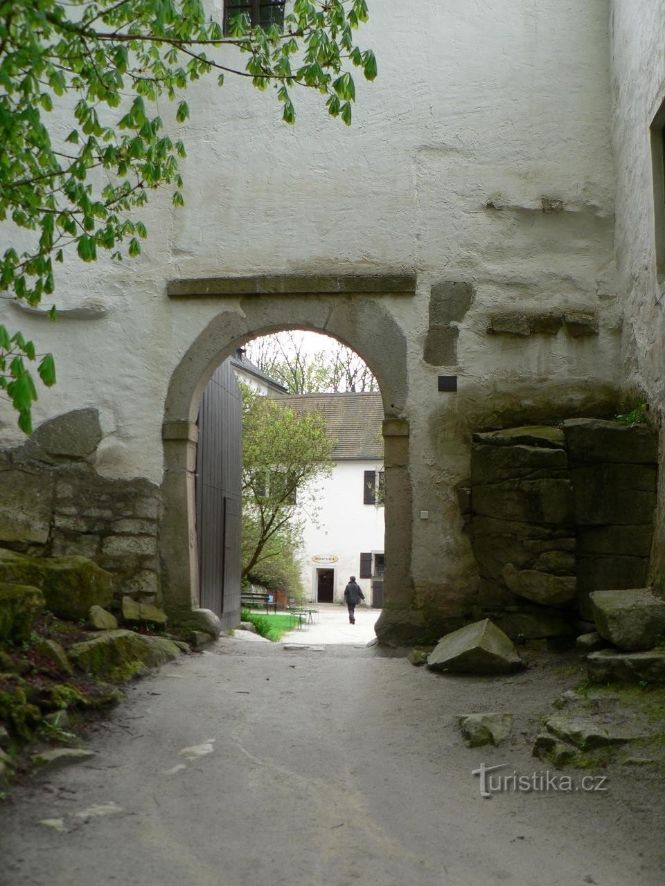 Roštejn, o portão de entrada do castelo