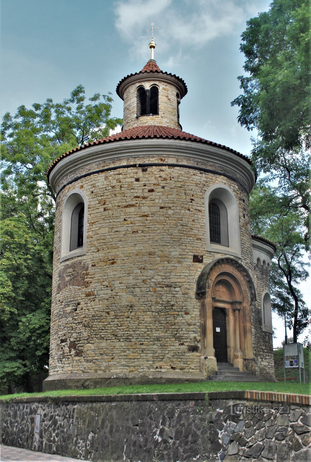 Rotunda danes stoji na vzpetini nad cesto