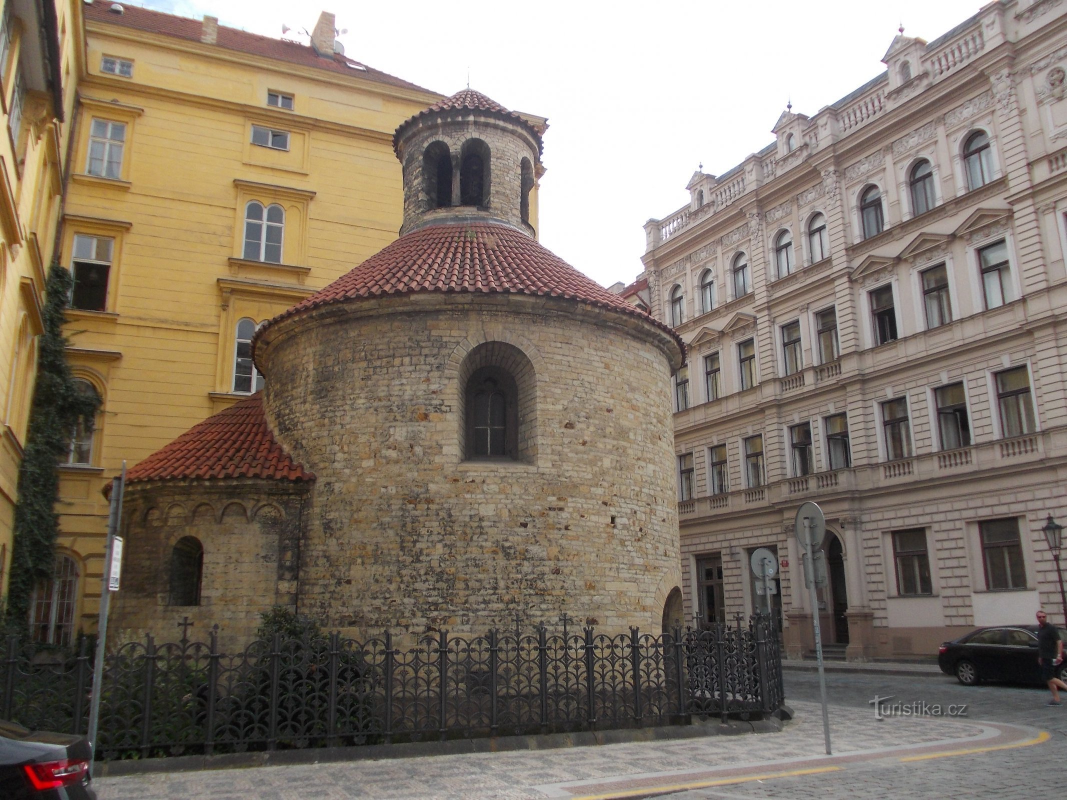 Rotunde zwischen den Häusern der Altstadt