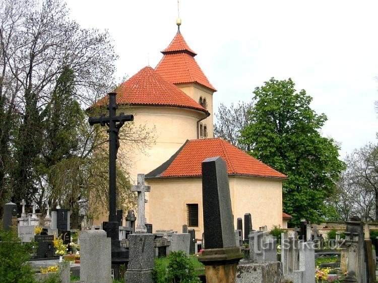 Rotunda sv.Petra a Pavla: Pohled na rotundu ze hřbitova