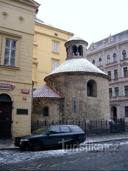 Rotonde dans la rue Konviktská