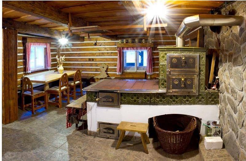 Log house Lužany Main room with oven