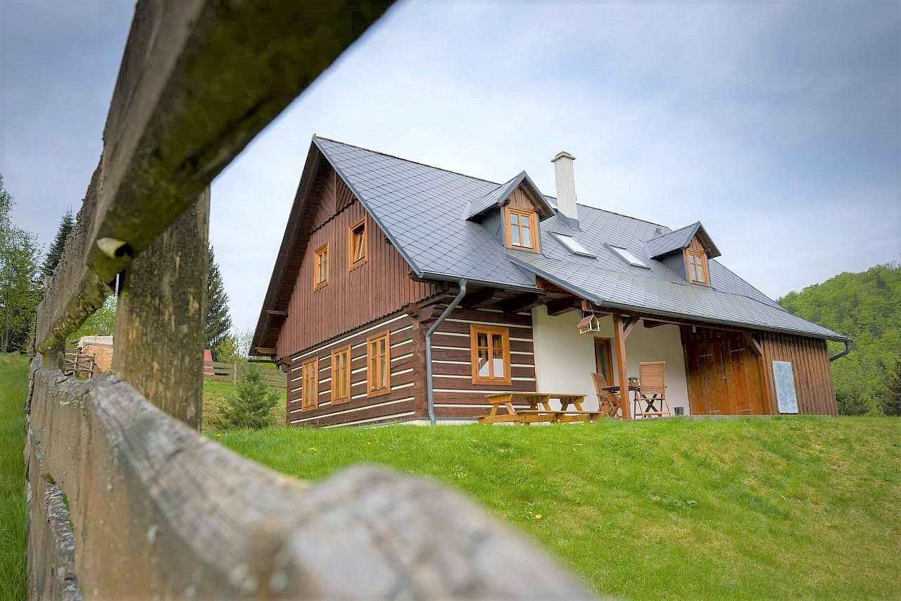 Cabane en rondins sur la colline de Kryštofovo Údolí