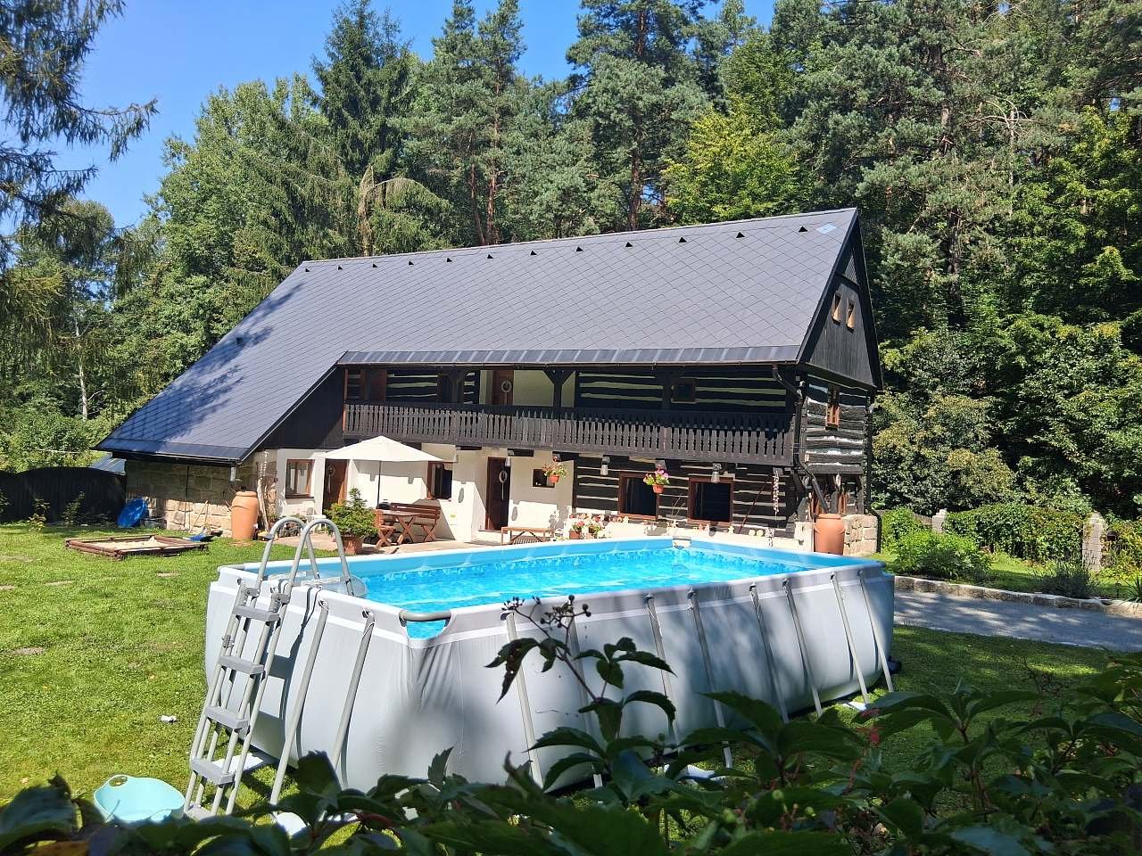 roubenka pod skálou