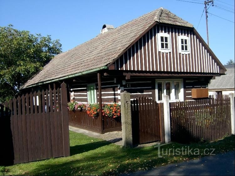 Roubenka: ein Holzhaus im Zentrum des Dorfes