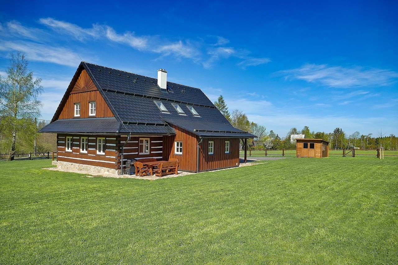 Roubenka s uzamykatelným přístřeškem na kola/lyže