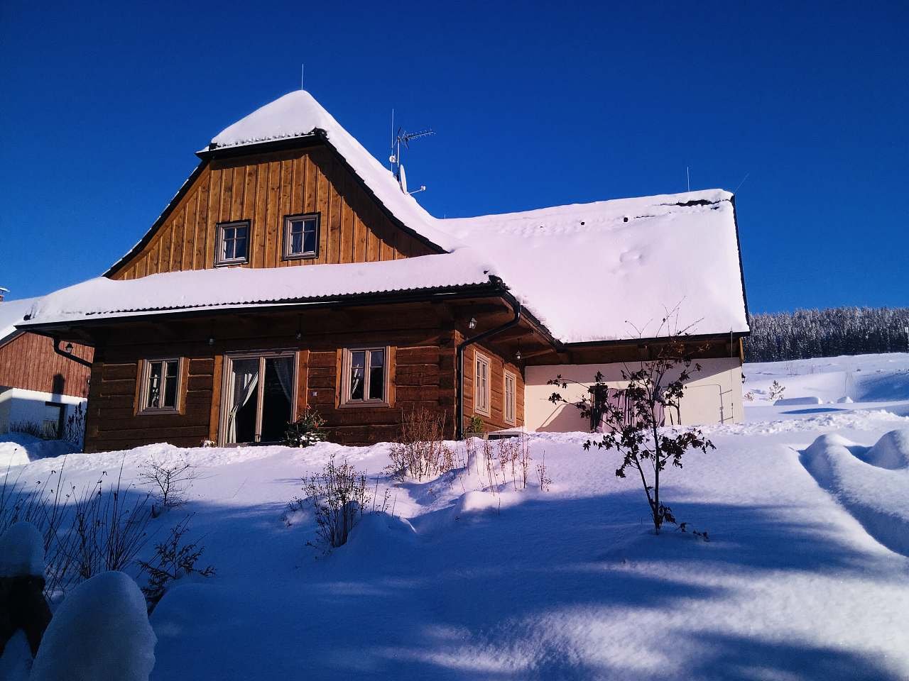 Bjælkehus Stella Dolní Morava om vinteren