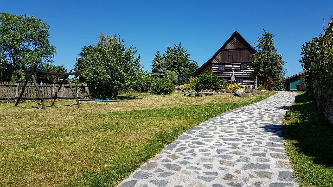 Roubenka U Sedláka - pohled od návsi