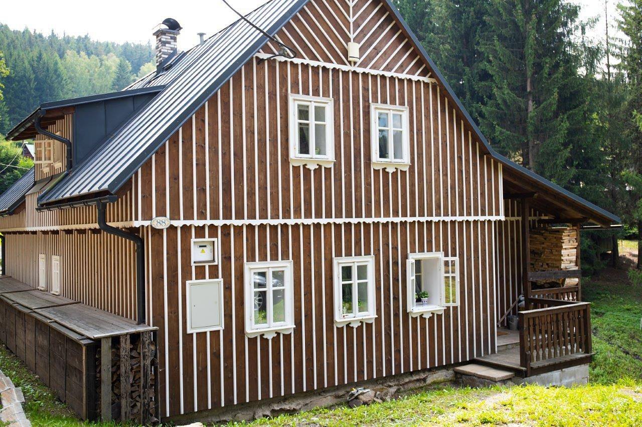 Cabane en rondins près du puits de Tanvald