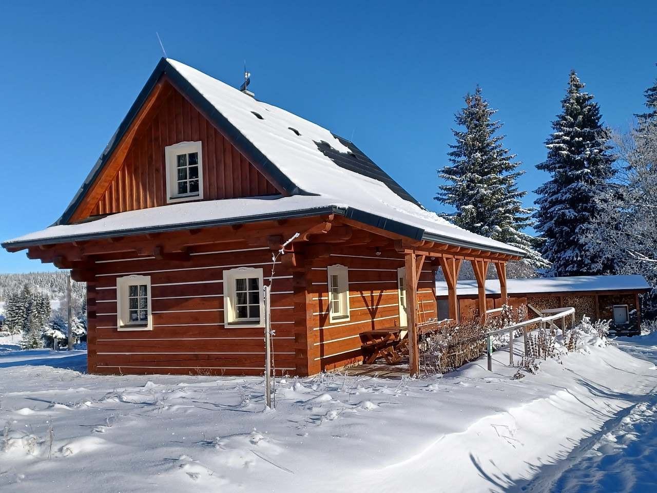 бревенчатый домик зимой