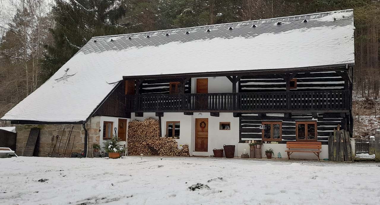 Бревенчатый домик зимой