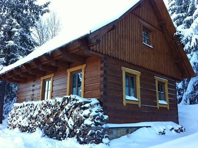 Blockhütte im Winter