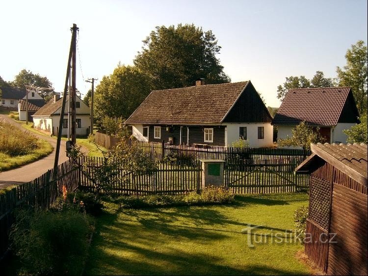 Những ngôi nhà bằng gỗ: những ngôi nhà bằng gỗ mang đến cho ngôi làng một bầu không khí cổ xưa