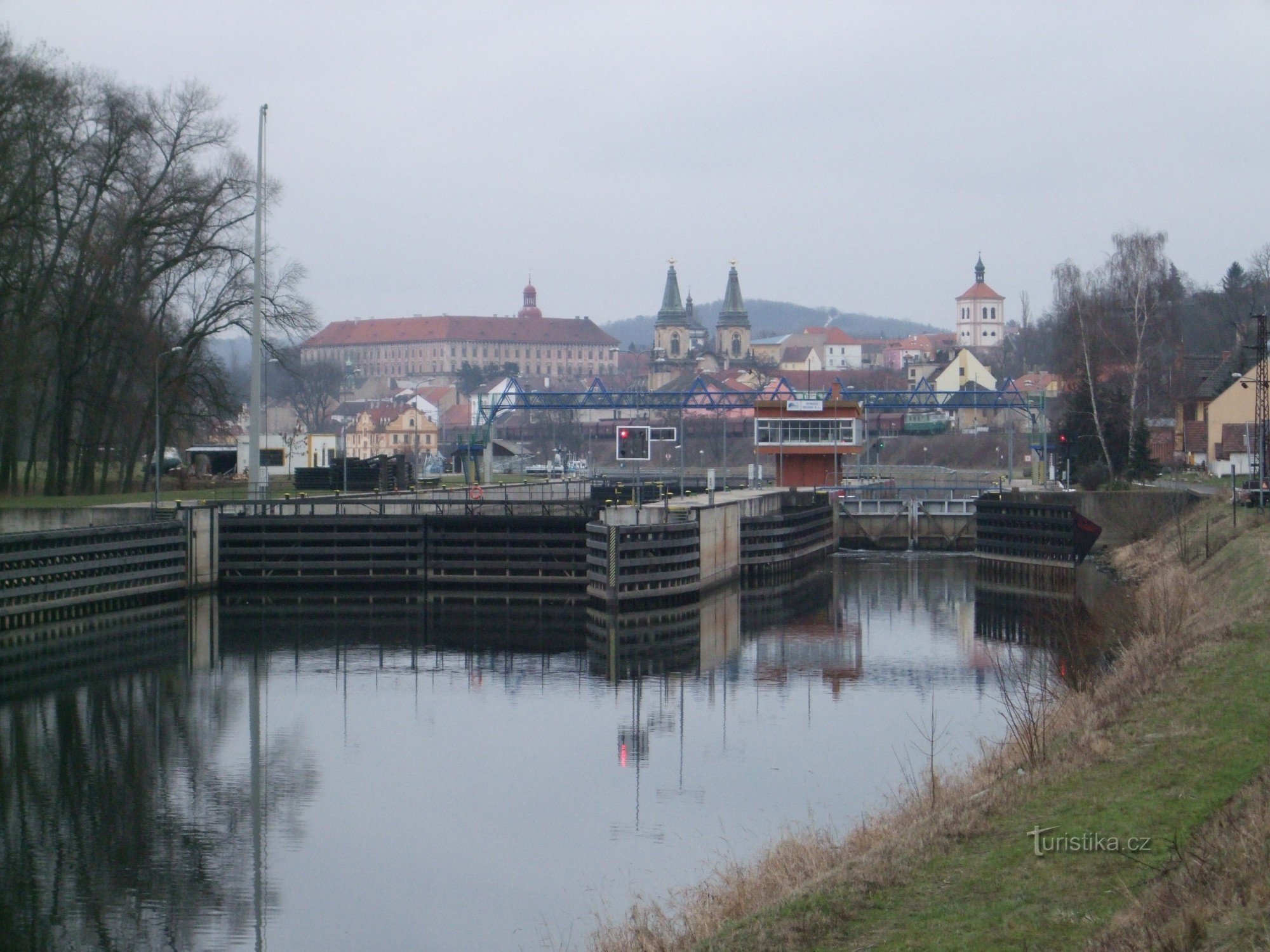 Roudnice nad Labem - pohled přes plavební komory