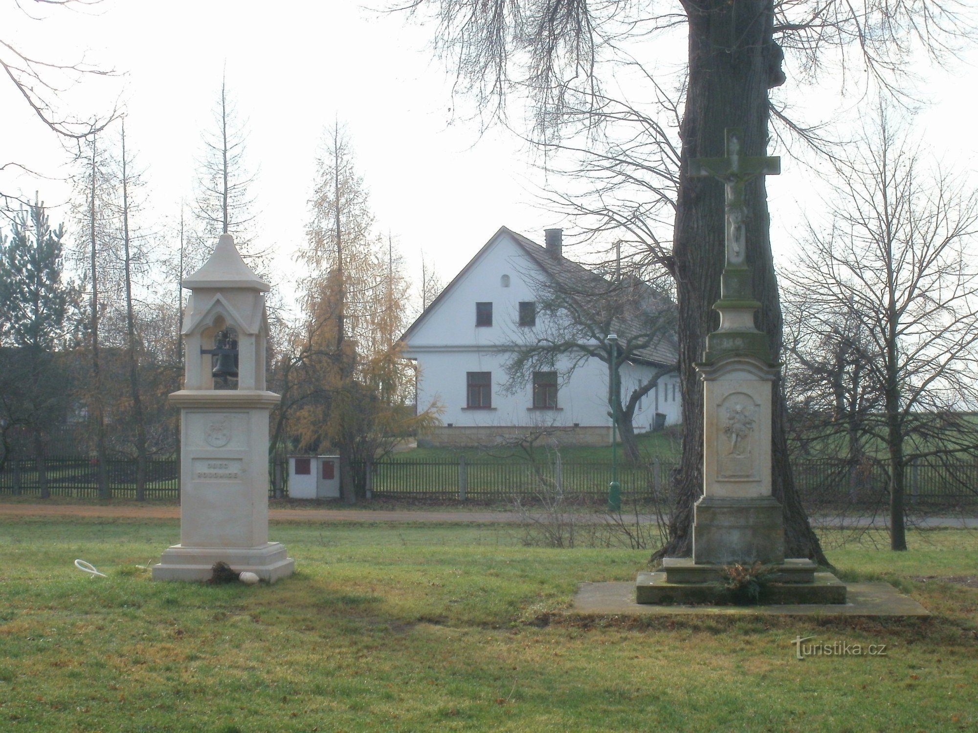 Roudnice - monumento de la crucifixión con campanario