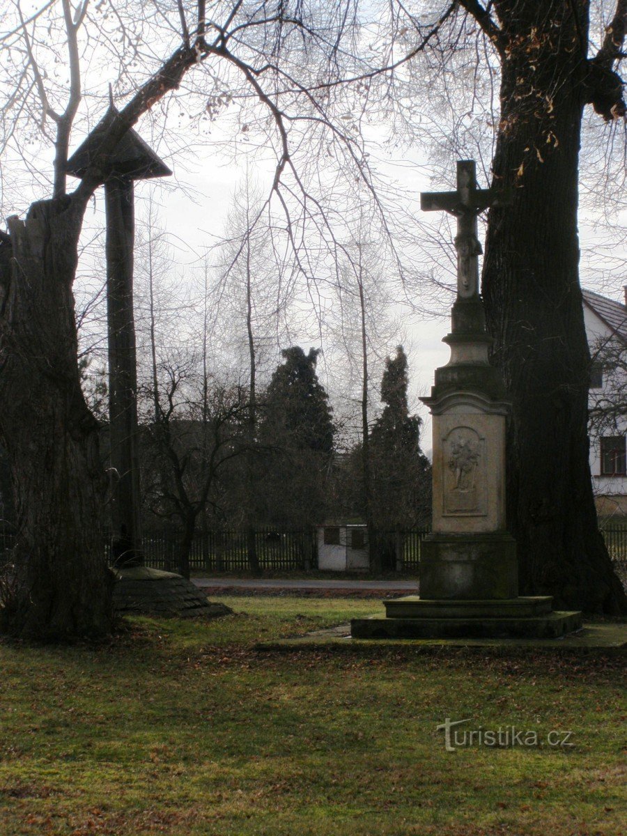 Roudnice - monument de la crucifixion avec clocher