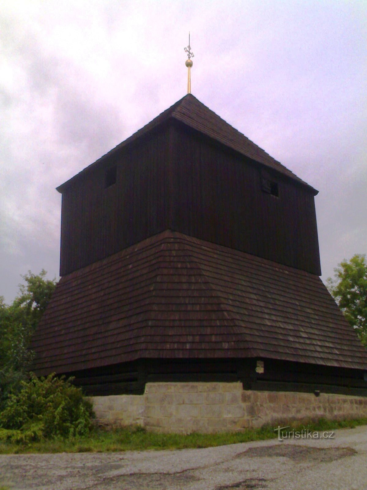 Rovensko pod Troskami - drewniana dzwonnica