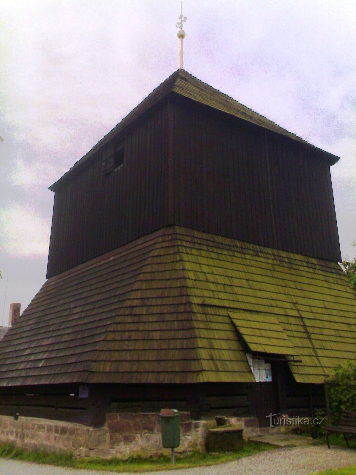 Rovensko pod Troskami - hölzerner Glockenturm