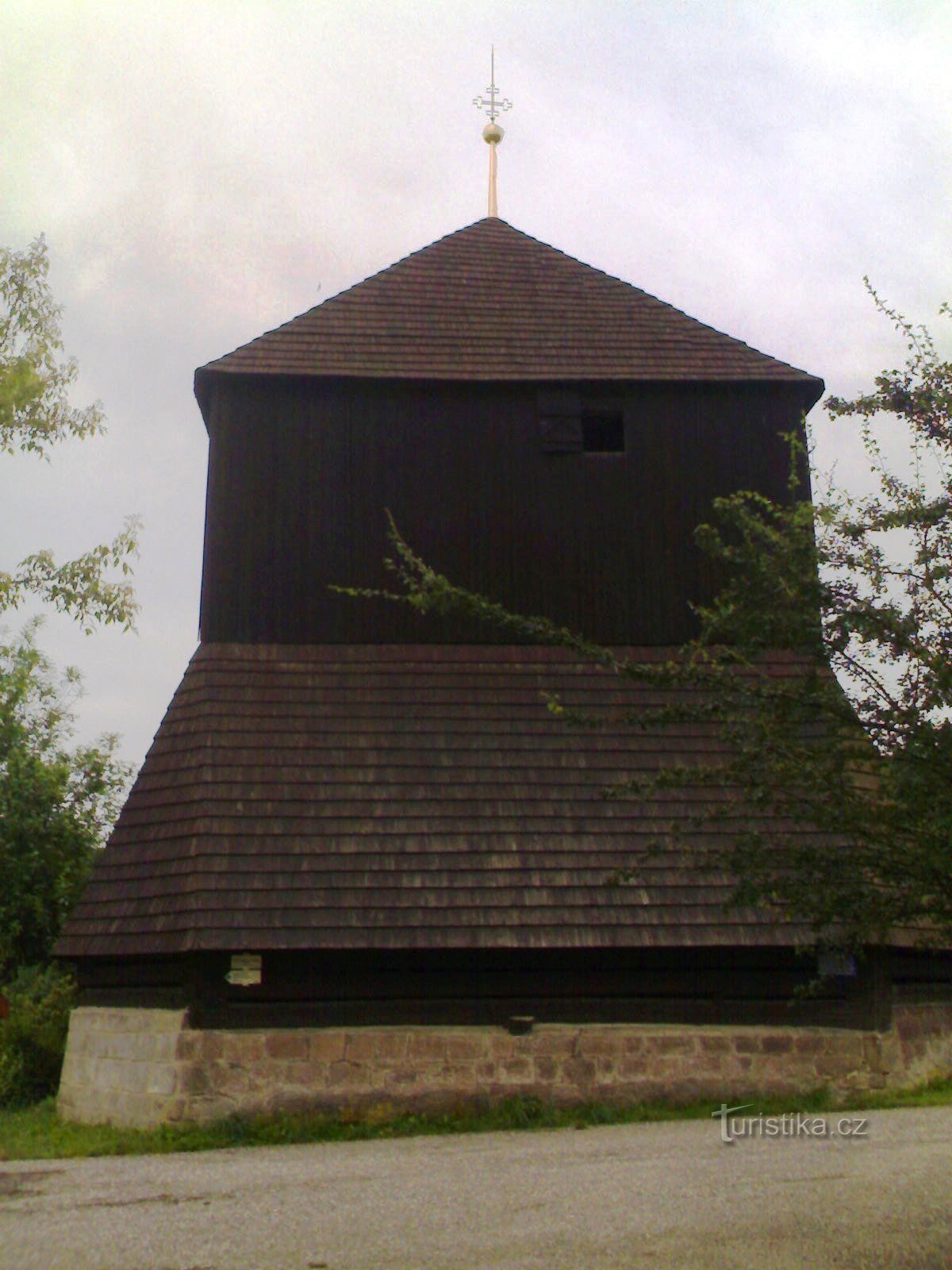 Rovensko pod Troskami - hölzerner Glockenturm