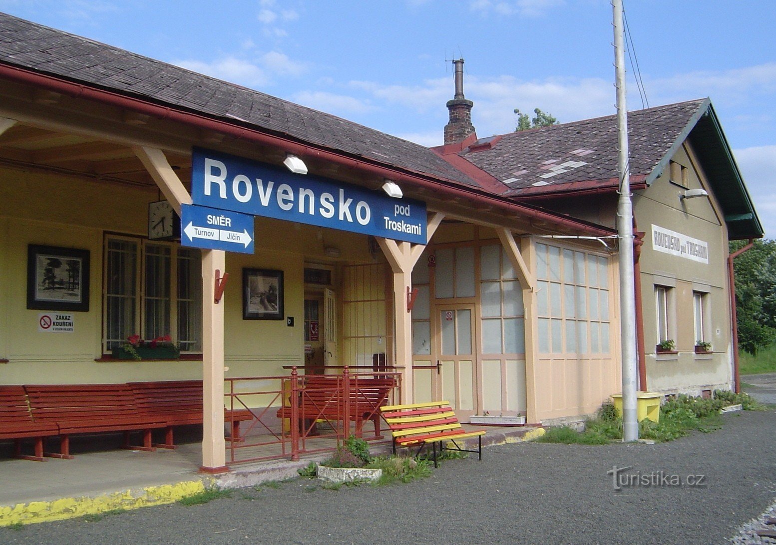 Rovensko pod Troskami - žel. asemalle