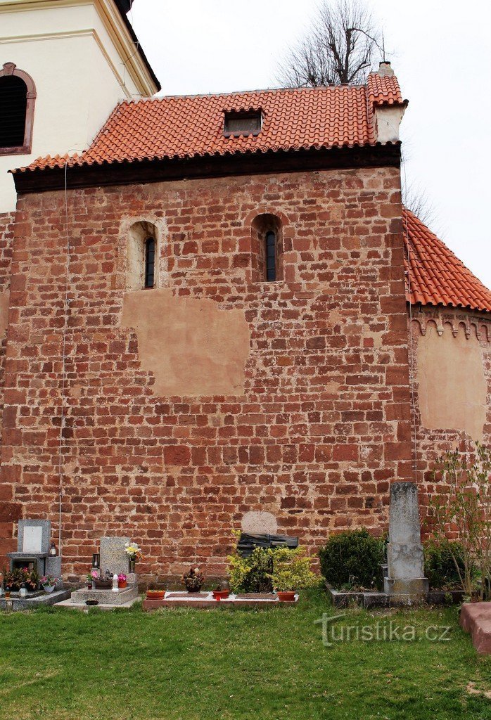 Gerade Südwand der Kirche