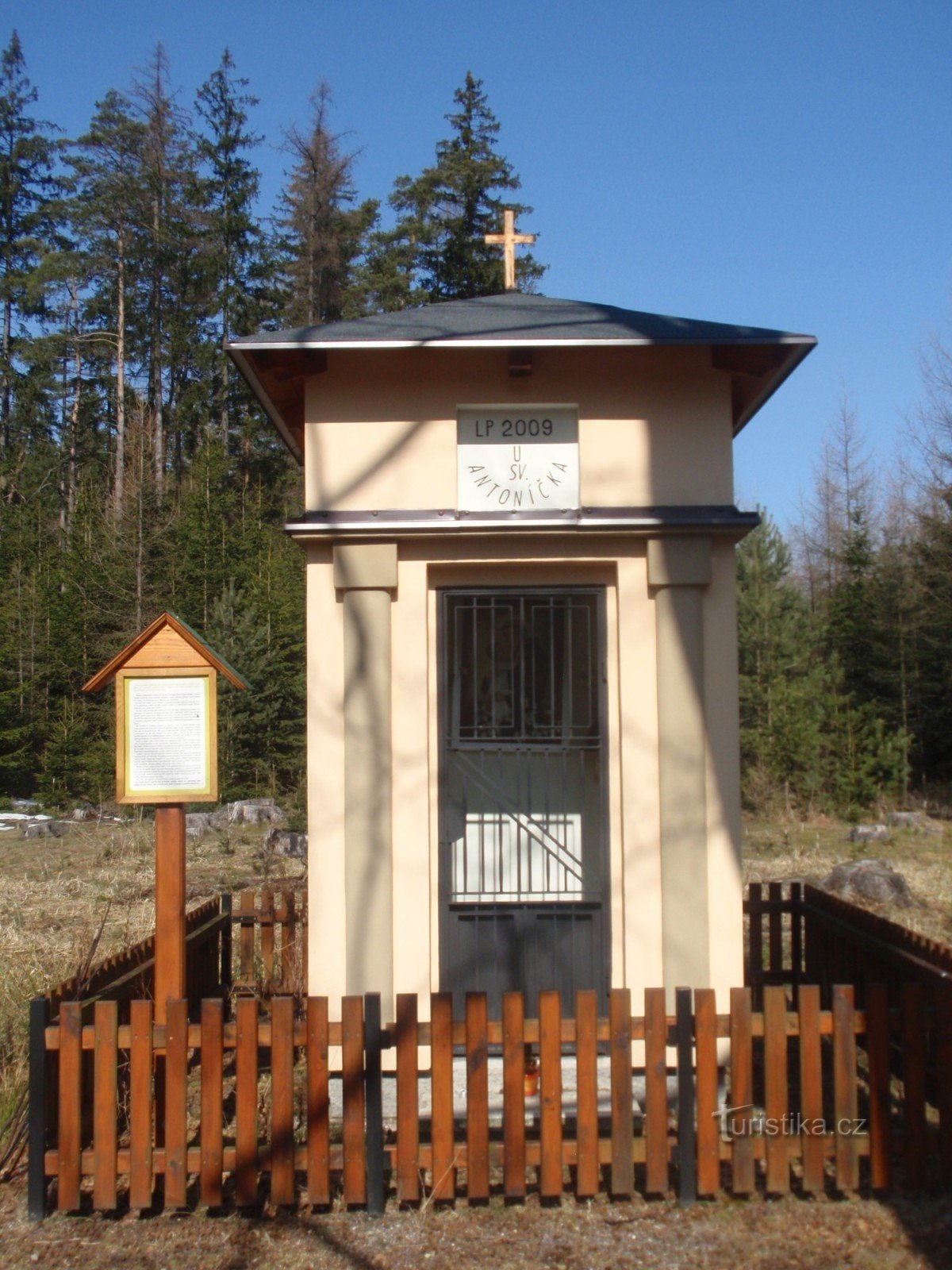Kreuzung und Kapelle U Sv. Antonicka