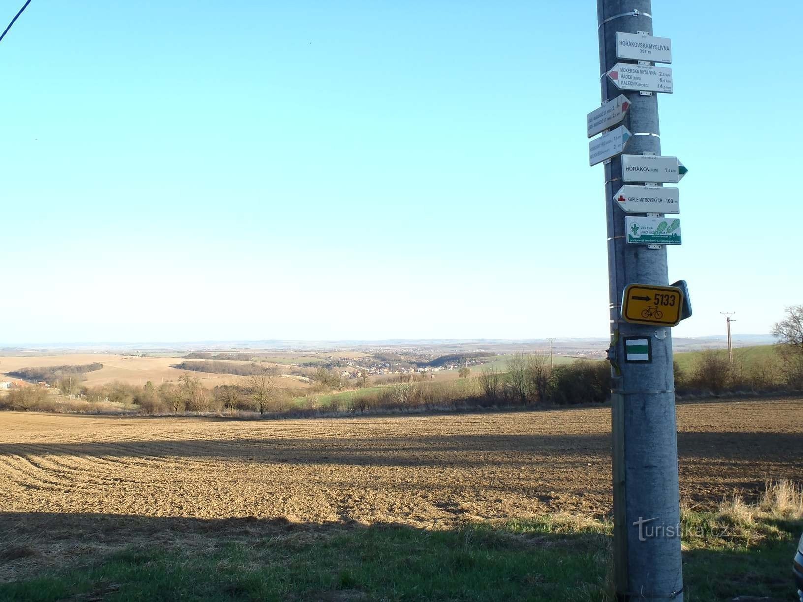 Crossroads Horákovská myslivna with a view of Velatice - 25.3.2012