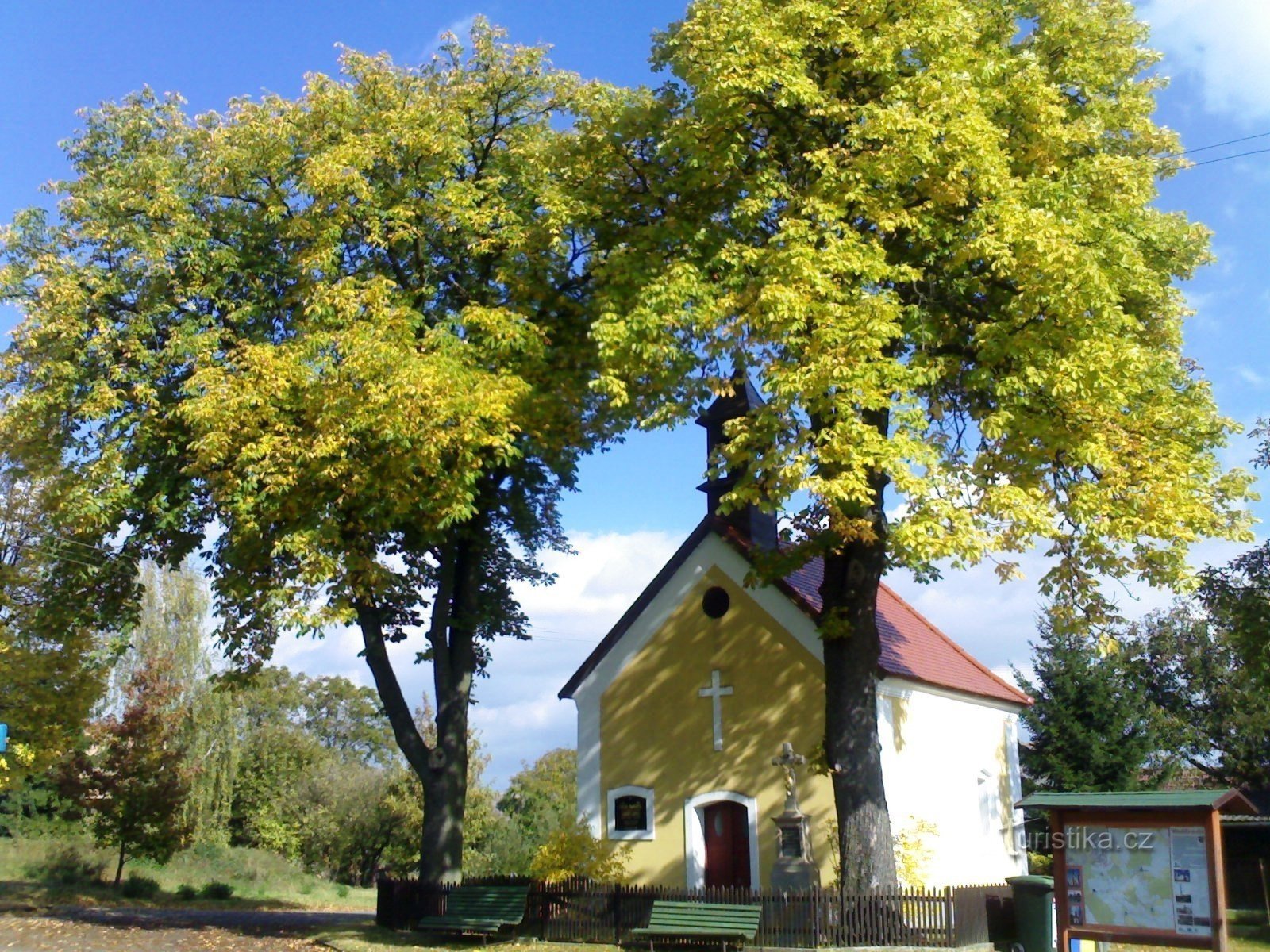 Kreuzung Ježkovice bei der Kapelle