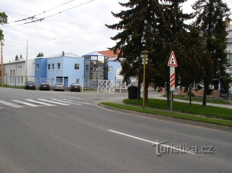 Carrefour de Jihlava Na Dolina : Le bâtiment bleu appartient aux laiteries de Jihlava