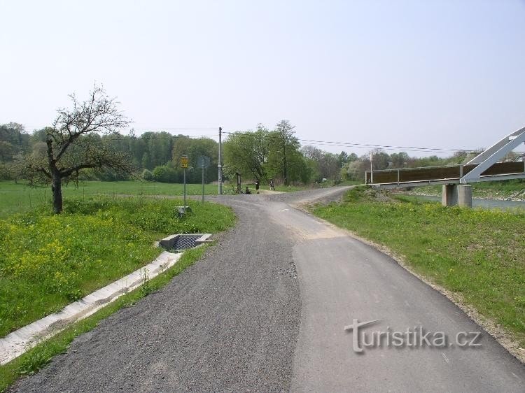 Cruce de caminos en la margen izquierda del Bečva: cruce de caminos turísticos señalizados y carriles bici