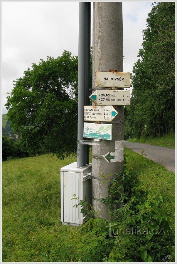 Carrefour sur la ligne droite