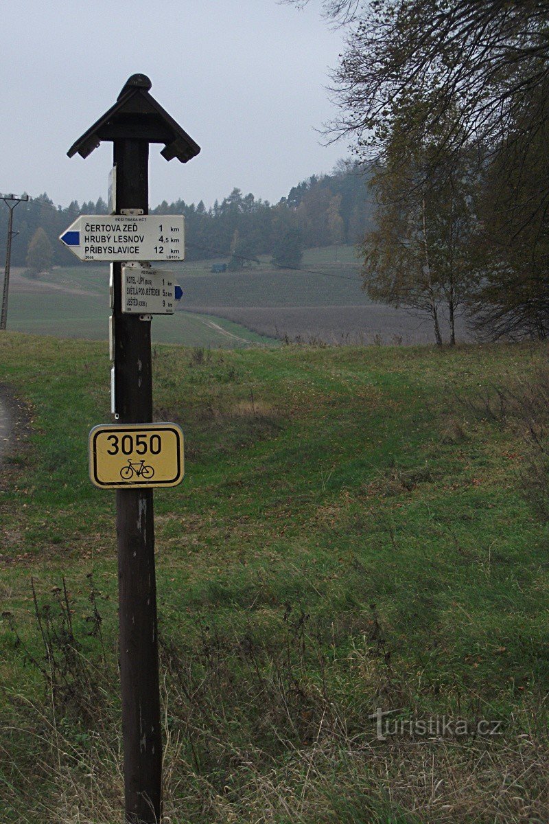 Kreuzung unter der Mauer des Teufels