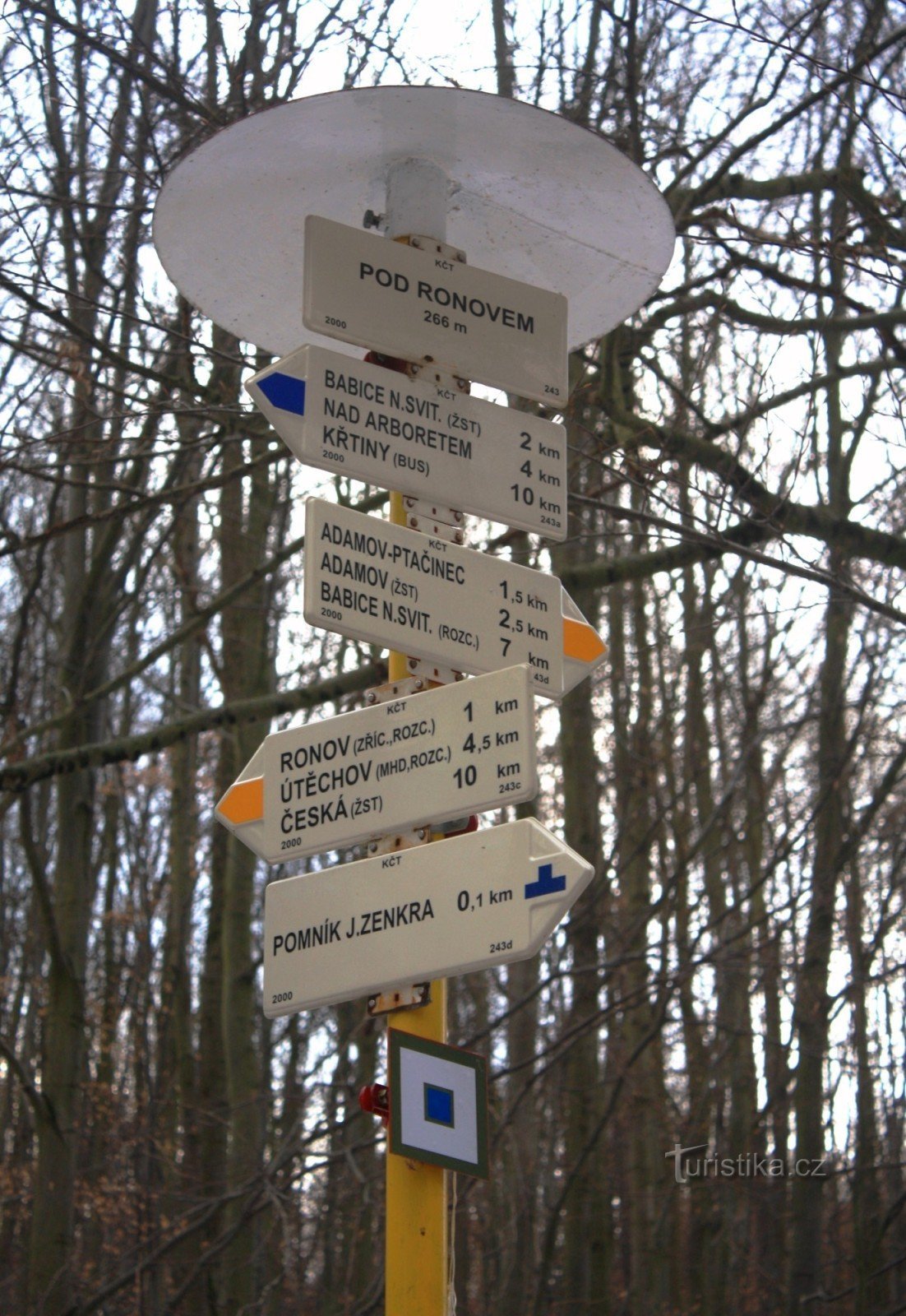 Cruce de caminos Pod Ronovem - poste indicador
