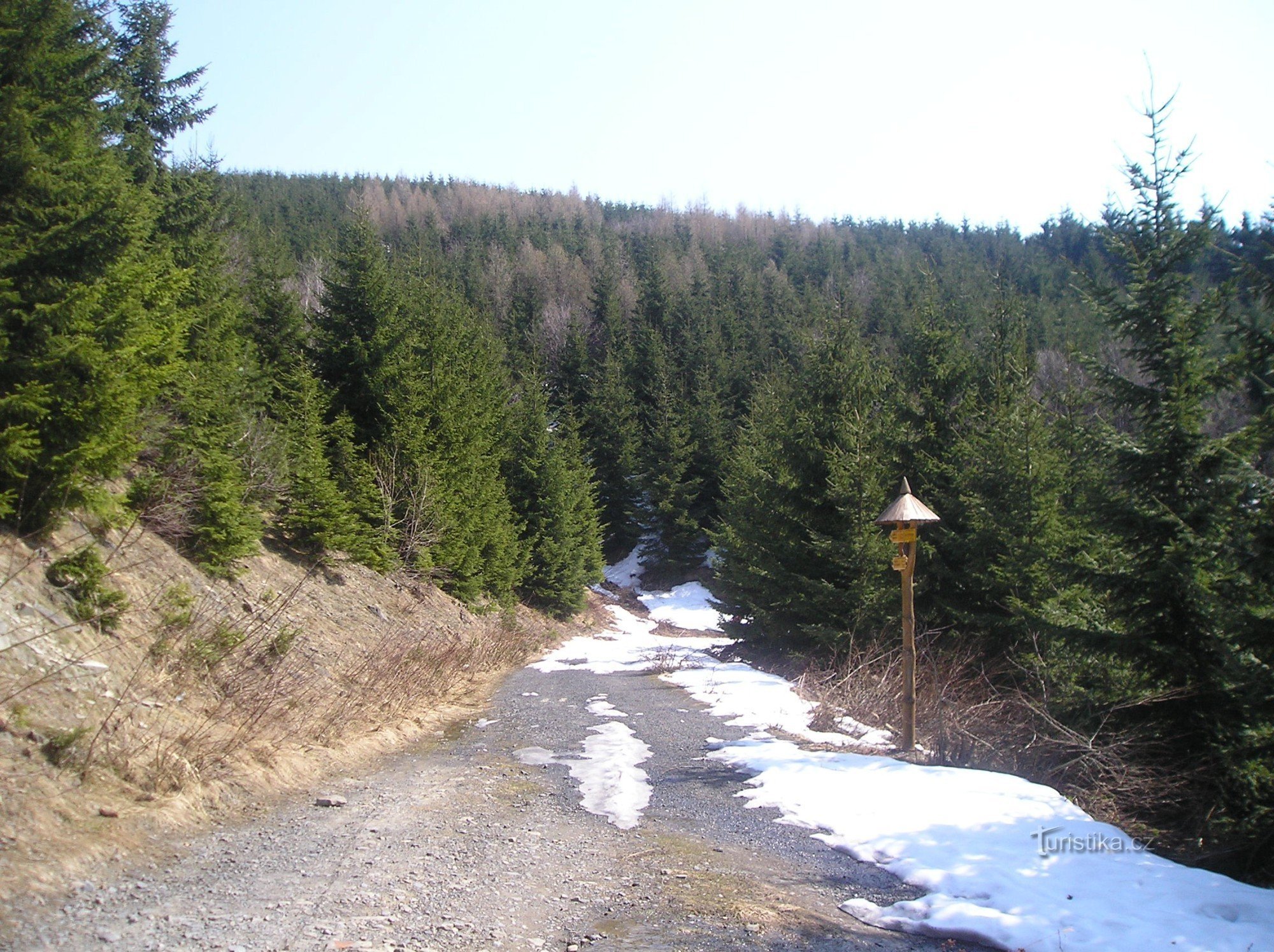 cruce de caminos debajo de la cumbre