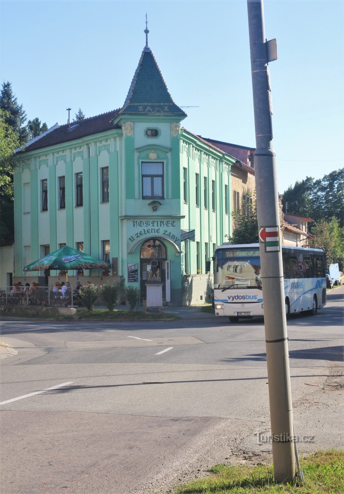 El cruce se encuentra frente a la posada At the Green Frog