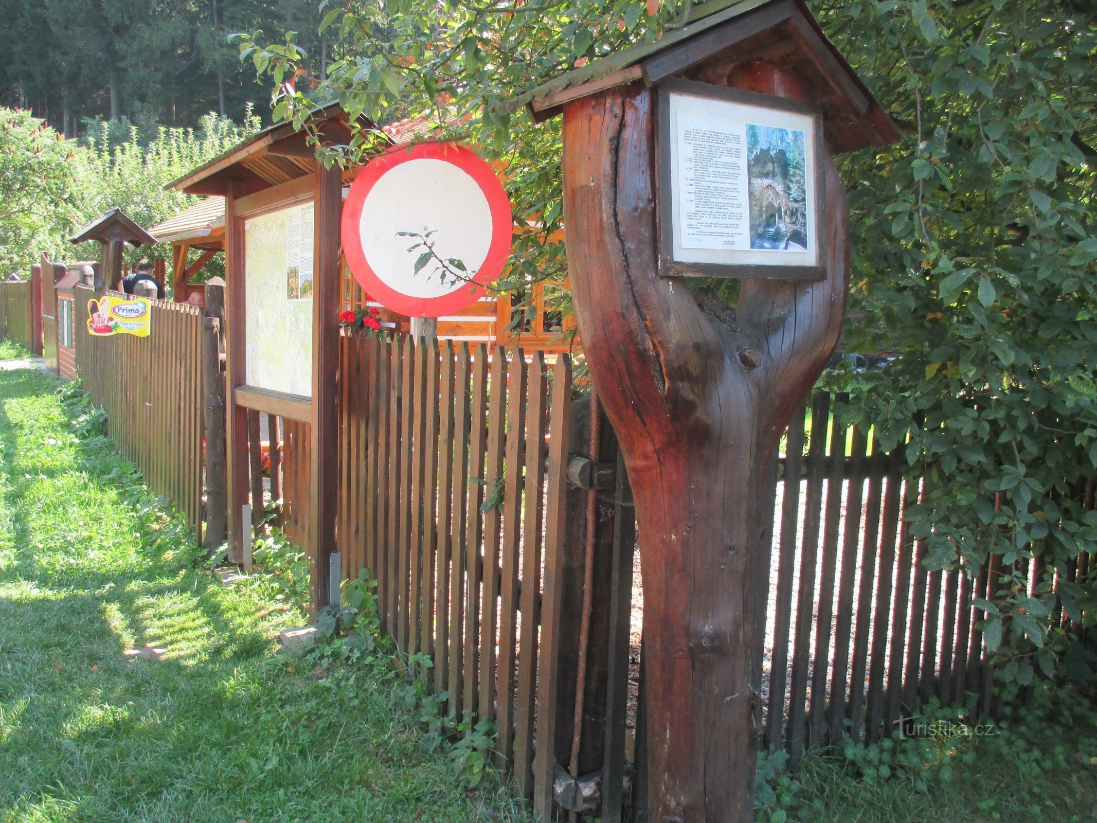 Crossroads Svojkov (castle)