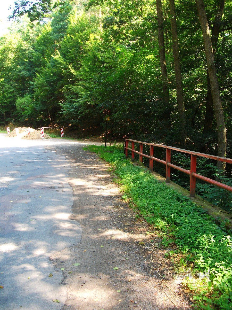 Cruce de caminos cerca de Čížov