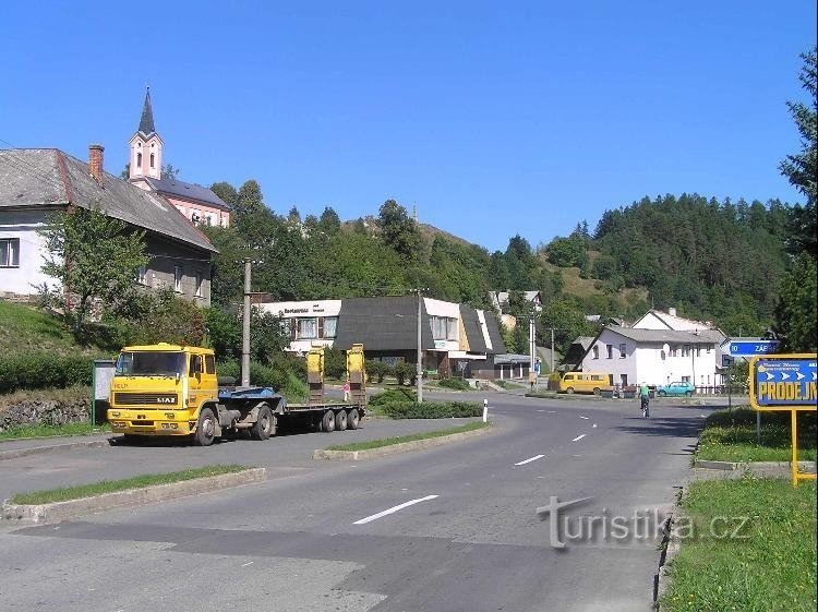 Rozcestí v Hoštejně: Příjezd na křižovatku v Hoštejně od Moravské Třebové a Štítů.