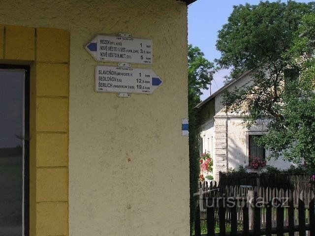Rozdroże we wsi Blažkov