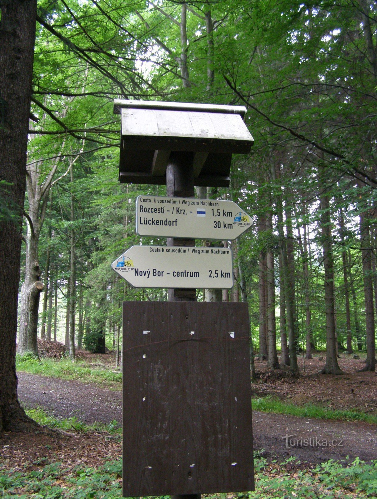 bifurcation de la route derrière le pont en bois sur la route des voisins