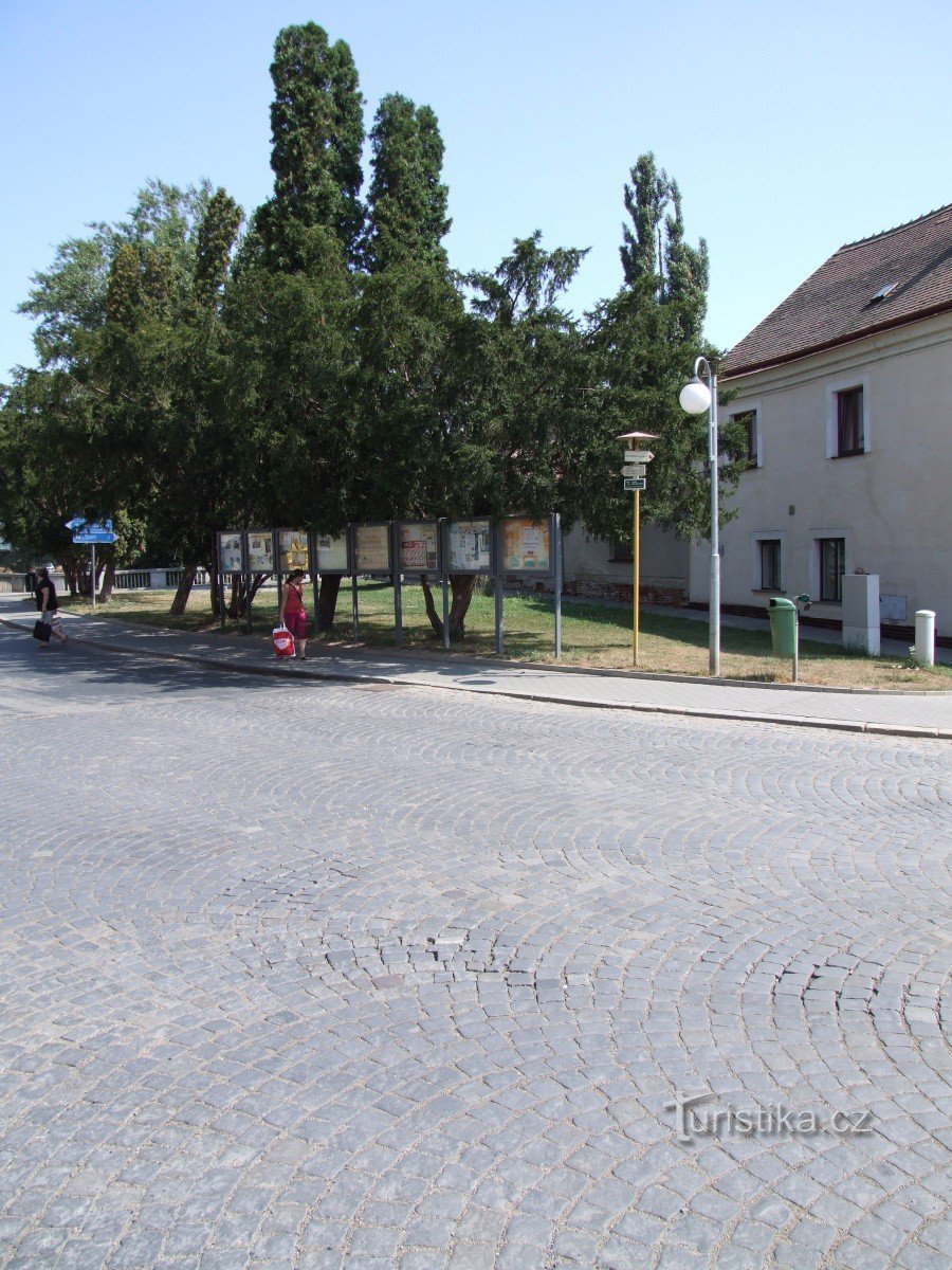 Dolní Kounice kereszteződés - tér