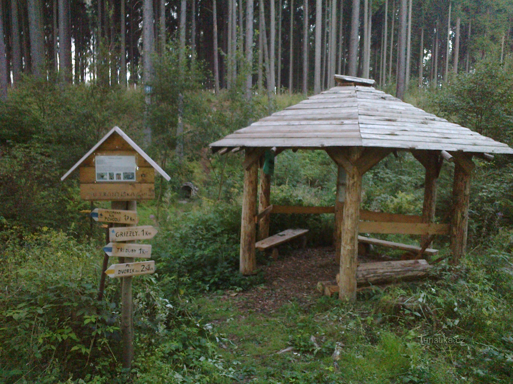 Wegwijzer en tuinhuisje