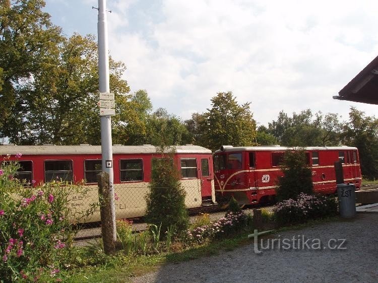 Drogowskaz jako całość: Widok na drogowskaz w tle z pociągiem gotowym do odjazdu
