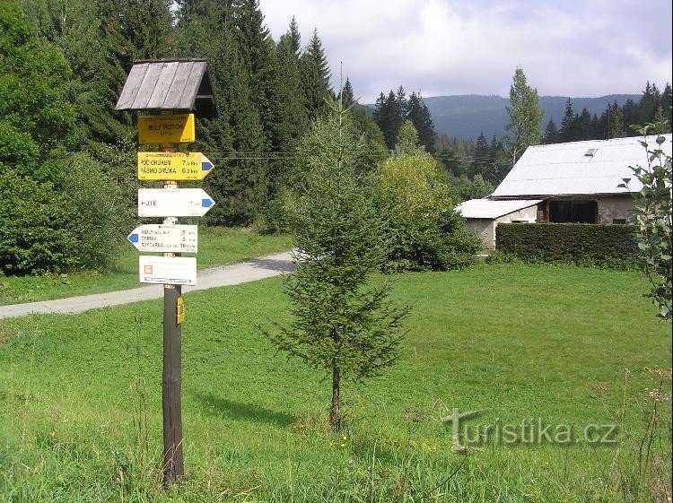 Placa de sinalização: Placa de sinalização para bicicletas na aldeia de Bílý potok
