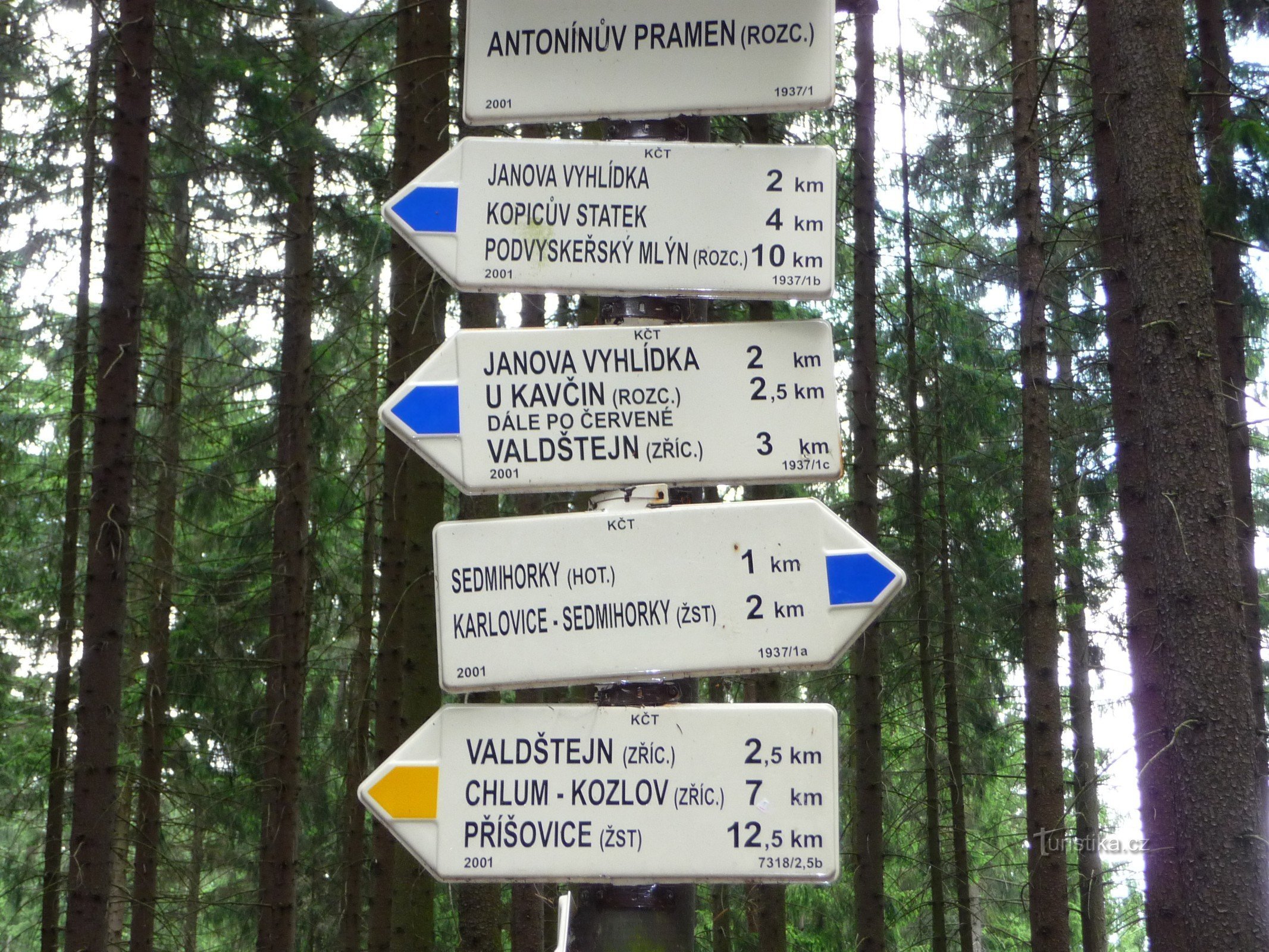 signpost to the Antonín spring from the Sedmihorek spa