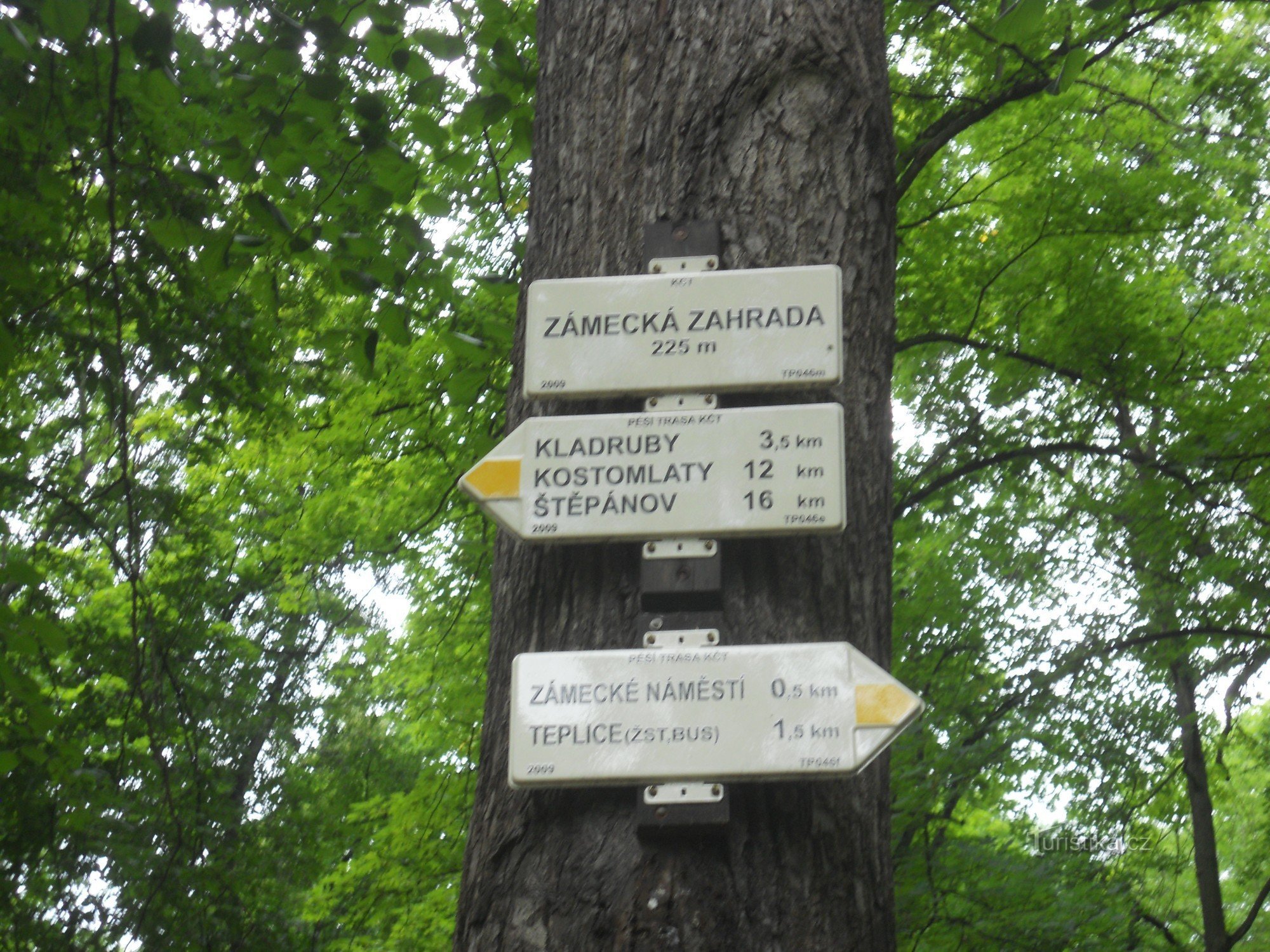 KČT wegwijzer in het kasteelpark in Teplice.