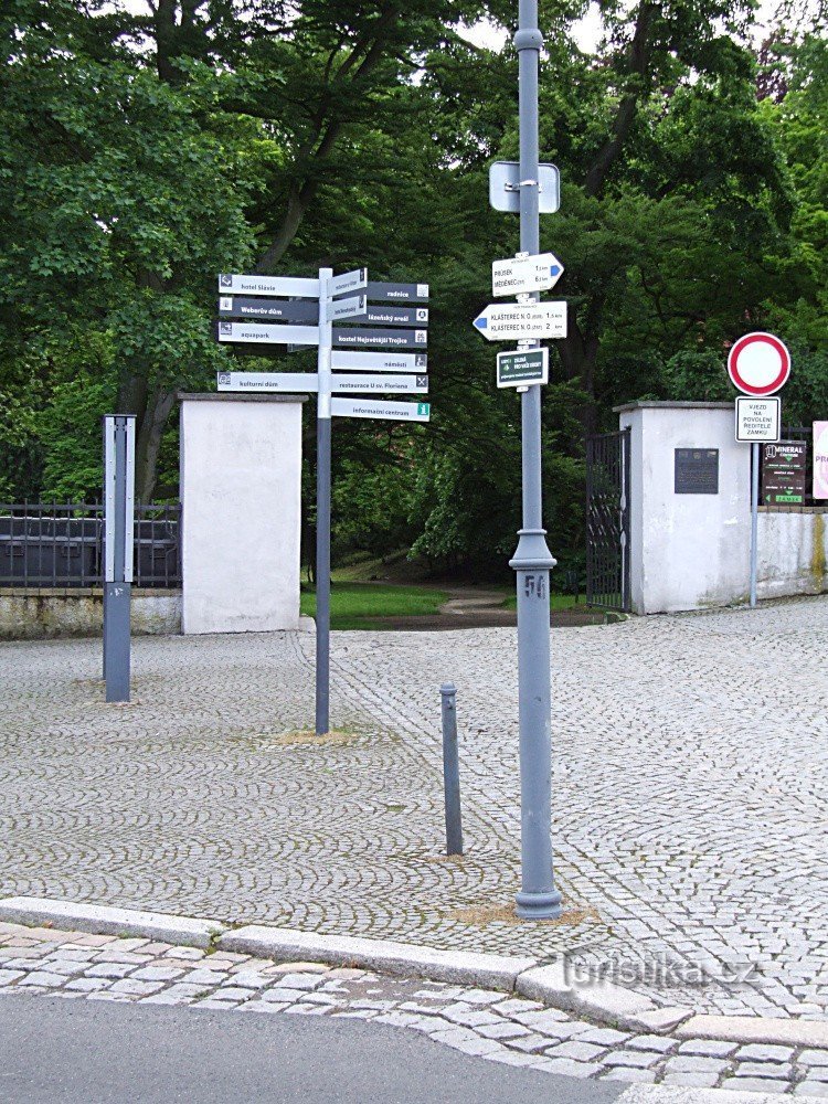 Placa de sinalização Klášterec nO - castelo