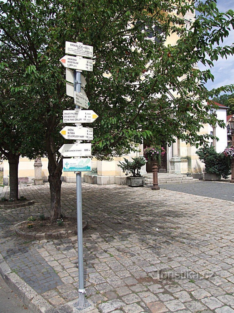 Signpost Kraslice - church