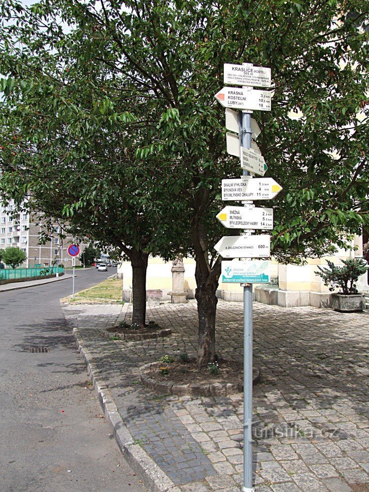 Signpost Kraslice - church