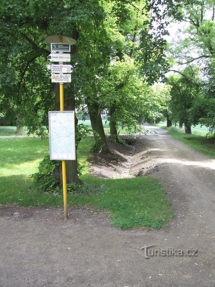 Signpost Krásný Dvůr - castle